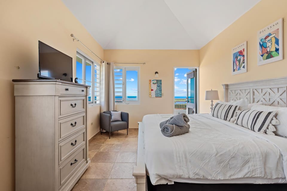 Bed, TV and multimedia, Photo of the whole room, Bedroom, Sea view, wardrobe
