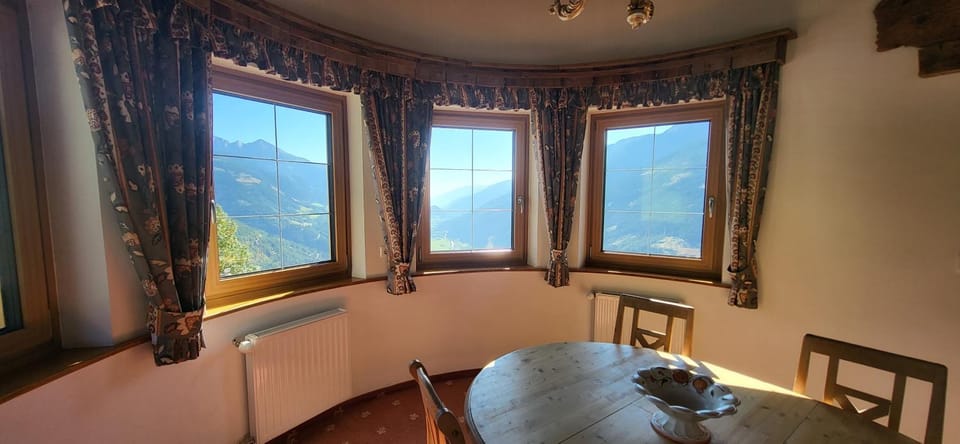 Seating area, Dining area, Mountain view