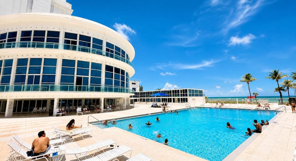 Day, People, Beach, Pool view, Swimming pool, group of guests, sunbed