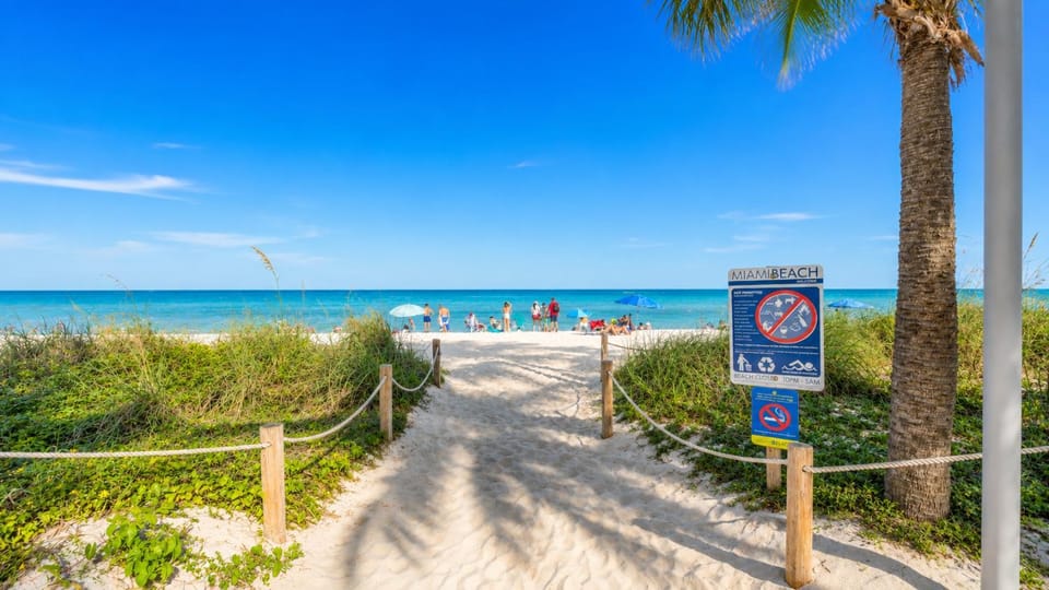 Nearby landmark, Communal lounge/ TV room, Spring, Day, People, Natural landscape, Beach, Evening entertainment, Sea view, group of guests