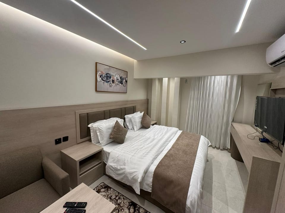 Bed, TV and multimedia, Photo of the whole room, Bedroom