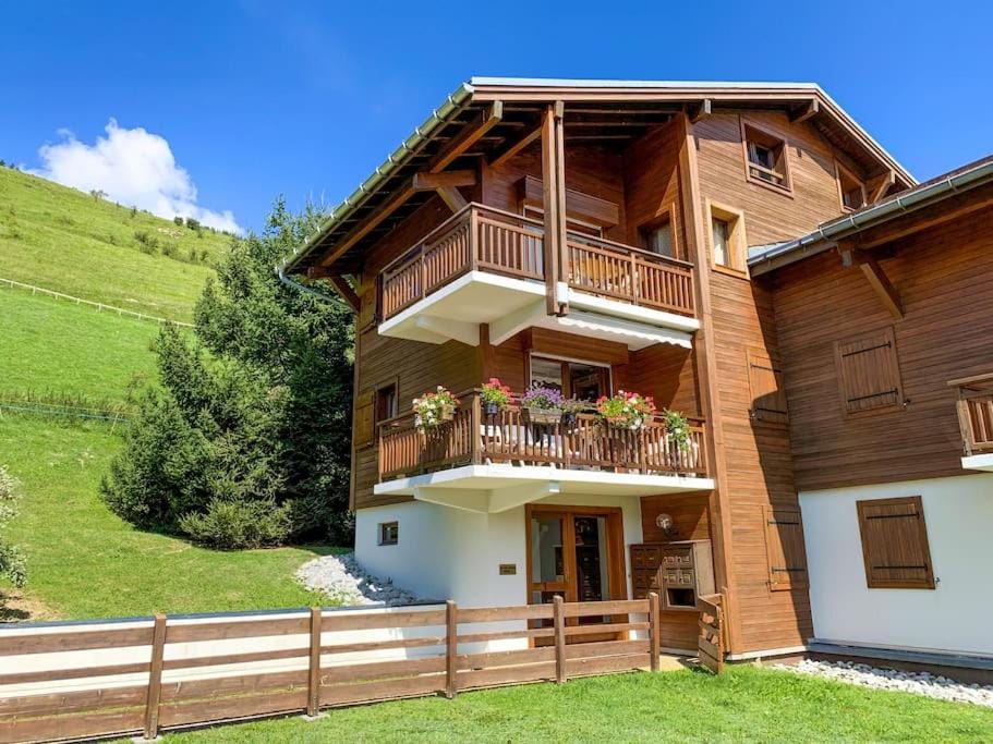 Property building, Spring, Day, Natural landscape, Garden, Balcony/Terrace, Mountain view
