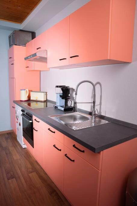 Coffee/tea facilities, Kitchen or kitchenette, dishwasher, stove, toaster