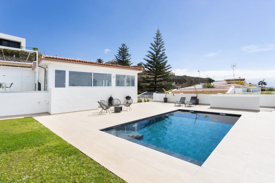 Pool view, Swimming pool, sunbed