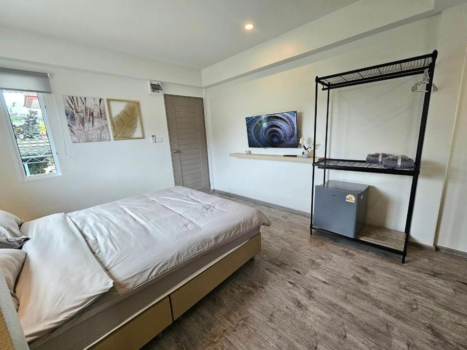 Bed, TV and multimedia, Photo of the whole room, Bedroom