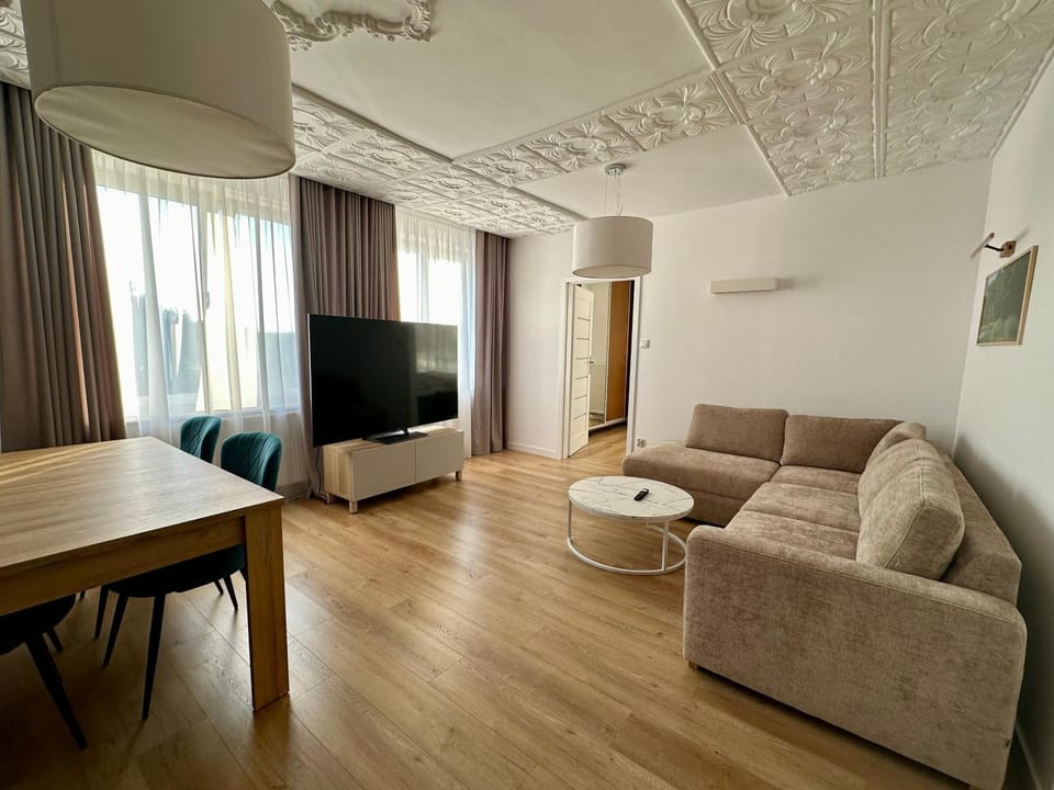 TV and multimedia, Living room, Seating area, Evening entertainment