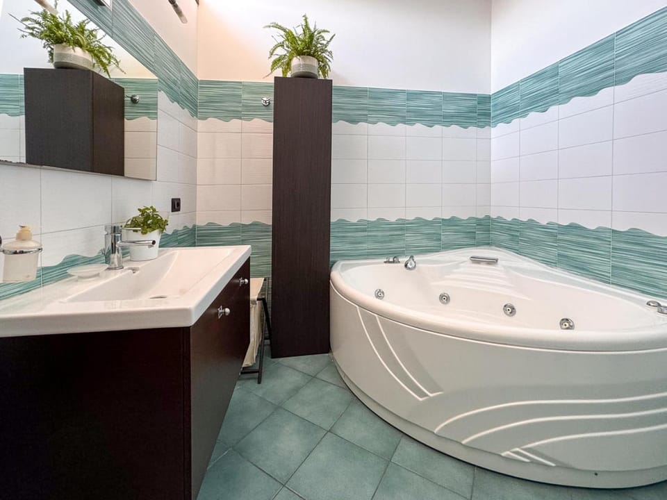 Hot Tub, Bathroom