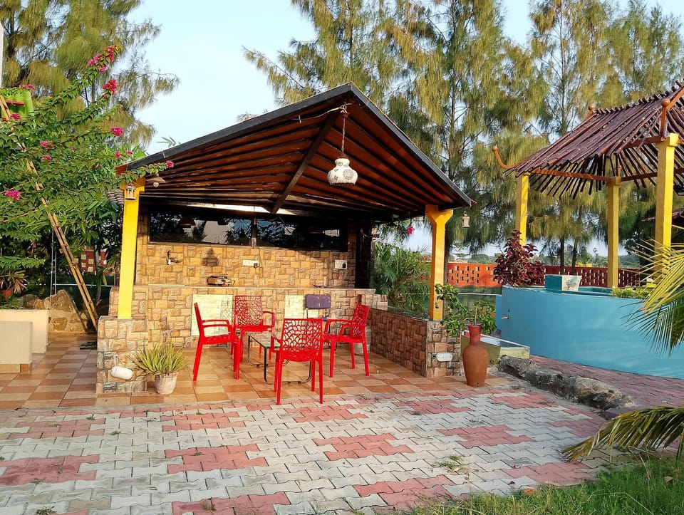 Property building, Restaurant/places to eat, Kitchen or kitchenette, Dining area, Breakfast, Dinner, kitchen