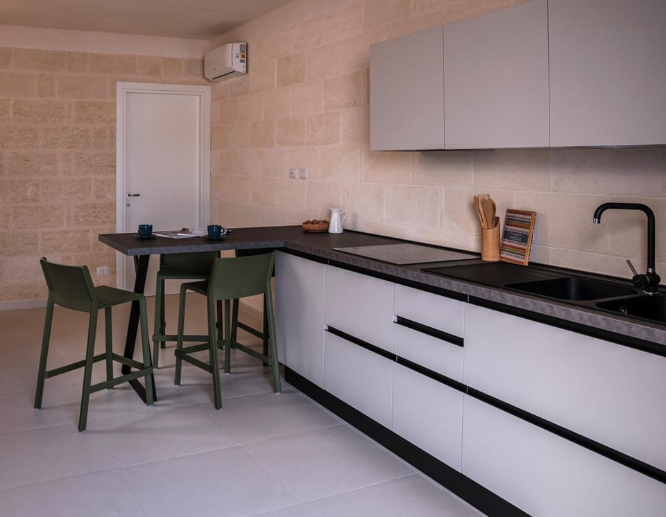Kitchen or kitchenette, Dining area, stove