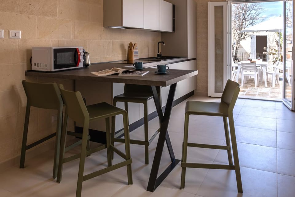 Kitchen or kitchenette, Dining area, stove