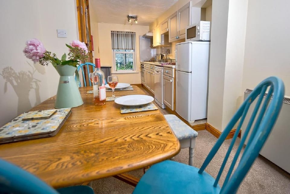 Kitchen or kitchenette, Seating area, Dining area