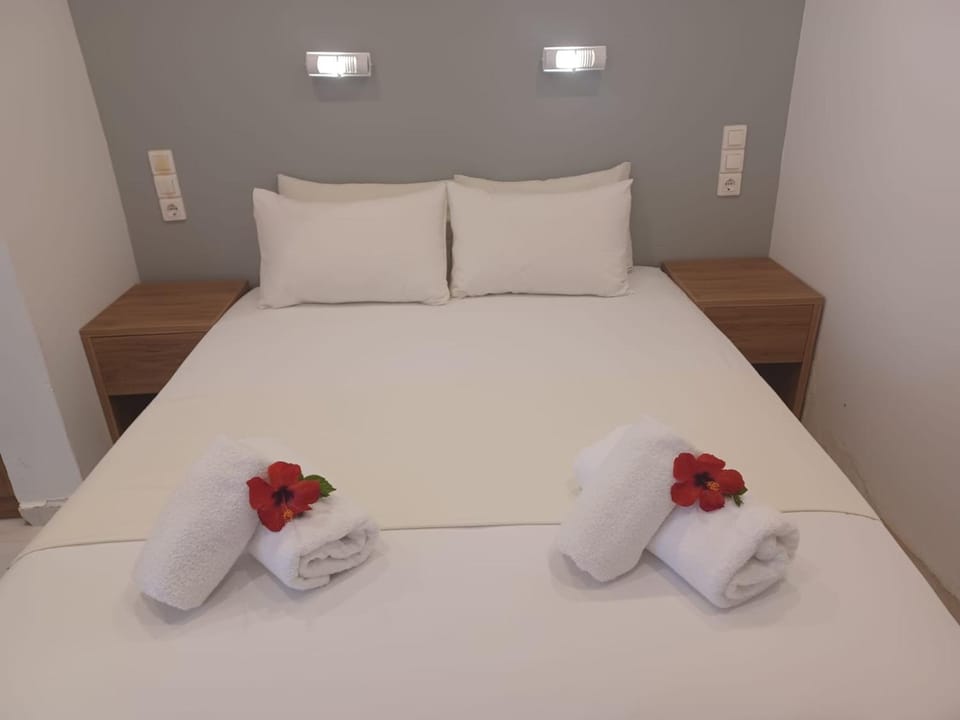 Bed, Bedroom, towels