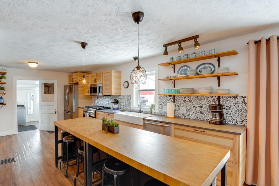 'City Girl Farmhouse' in Hudsonville w/ Hot Tub House in Hudsonville