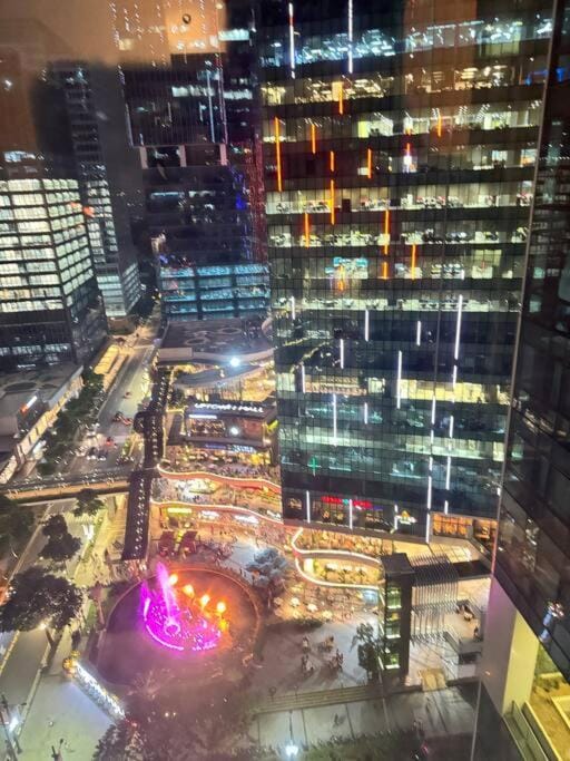 Cozi Uptown 1br suite Mitsukoshi Mall BGC Apartment in Makati