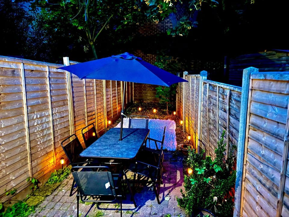 Patio, Night, Winter, BBQ facilities, Garden, Garden, Food and drinks, Food and drinks, Business facilities, Dining area, Evening entertainment, Food, Food, Garden view, Garden view, Entertainment, internet, internet