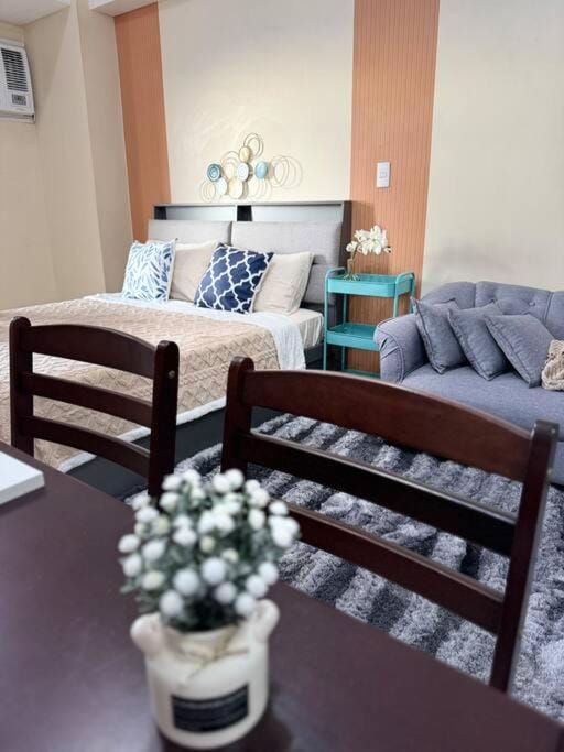 Bed, Living room, Photo of the whole room, Dining area