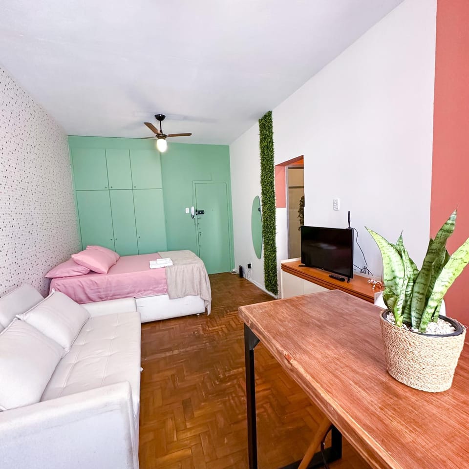TV and multimedia, Seating area, Bedroom