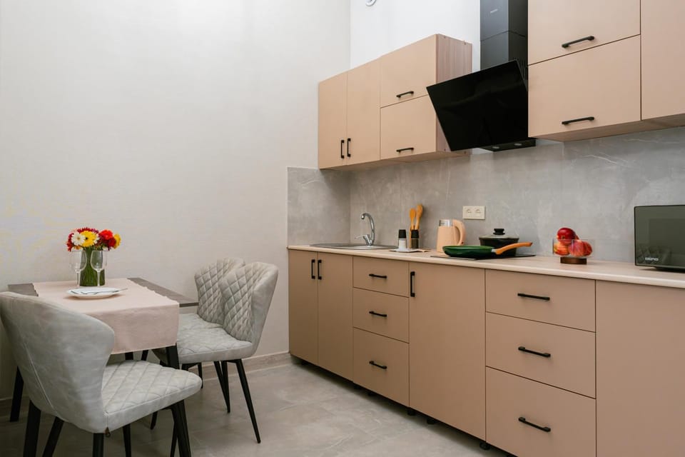 Kitchen or kitchenette, Dining area