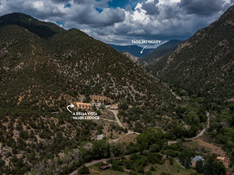 Bookend adobes, 9 mi to Taos Ski Valley House in New Mexico