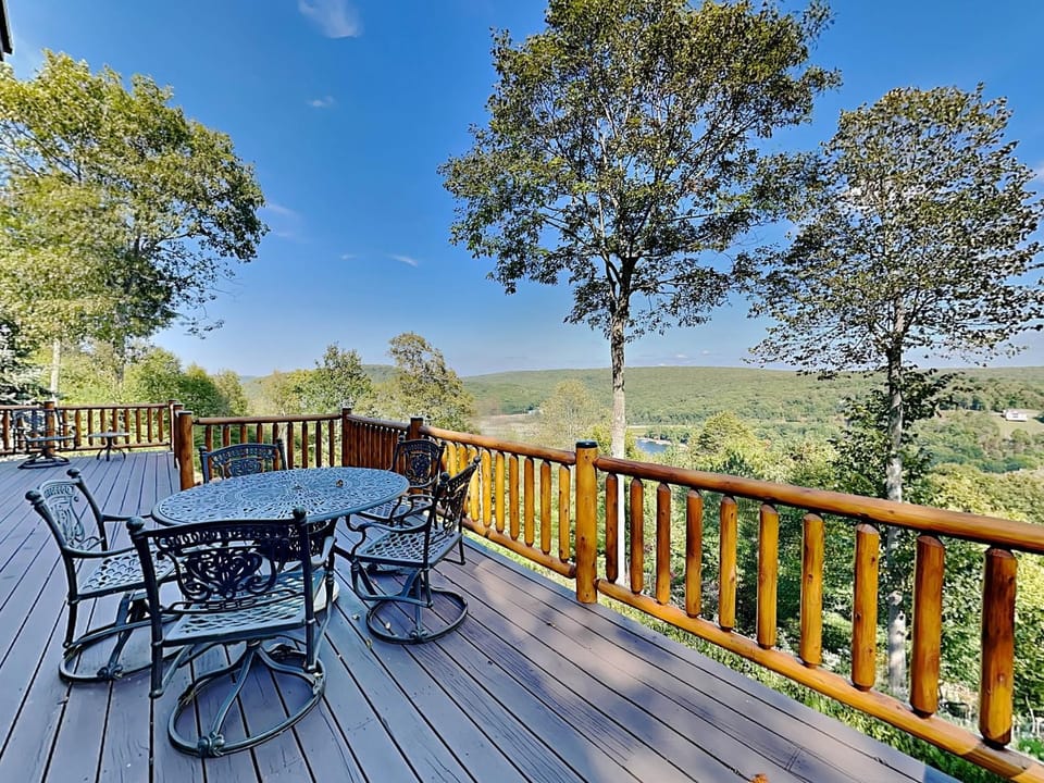 Magnificent Mountain Lodge House in Deep Creek Lake