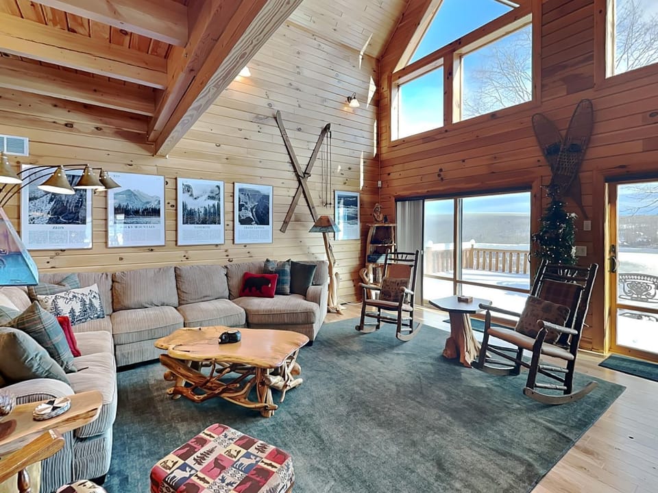 View (from property/room), Balcony/Terrace, Living room, Seating area, Mountain view, furniture