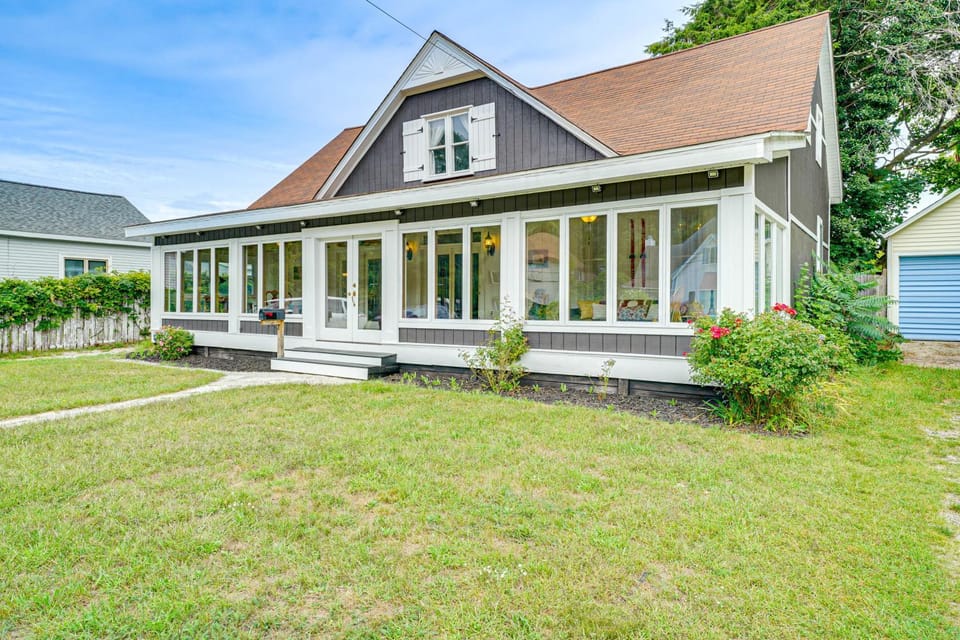 Spacious Vintage Gem w/ Sunroom in Manistee! House in Manistee