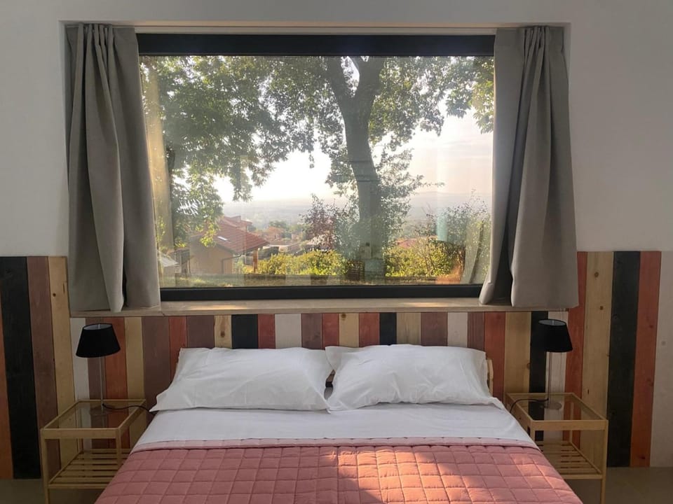 Bed, Natural landscape, Photo of the whole room, Bedroom