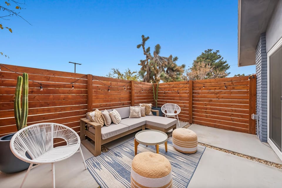 The Wild Blue House - Hot Tub & Close to Joshua Tree & Pioneertown House in Yucca Valley