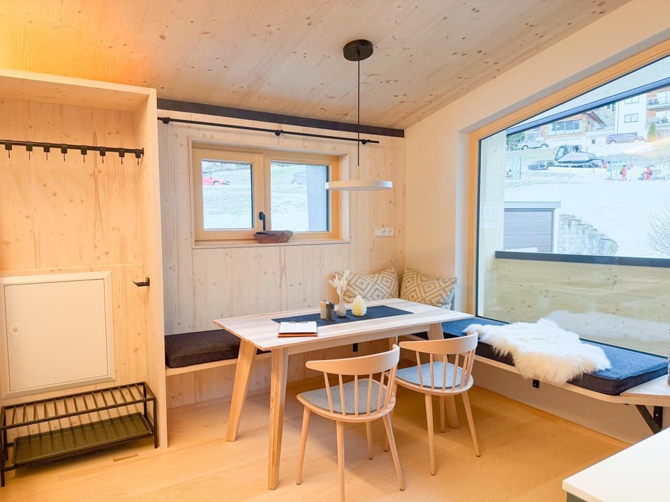 Seating area, Dining area