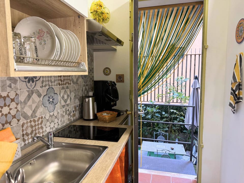 Kitchen or kitchenette, Garden view, pet friendly, stove