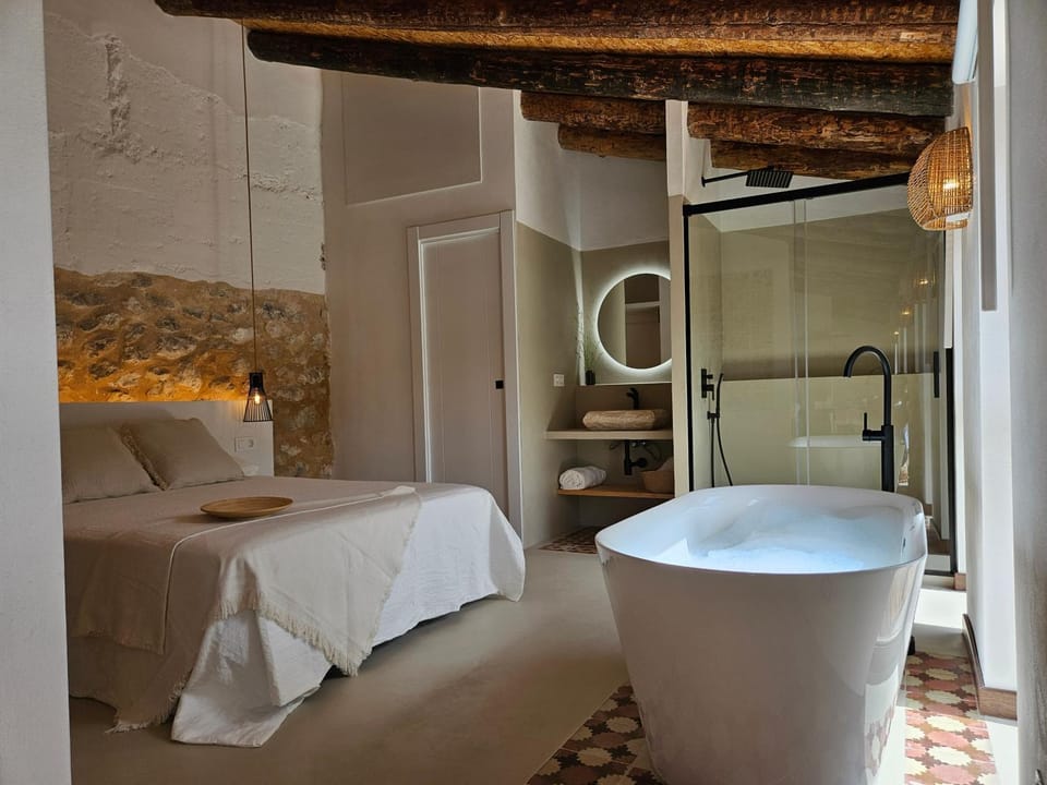 Bed, Bathroom, Photo of the whole room, Bedroom, Bath, towels