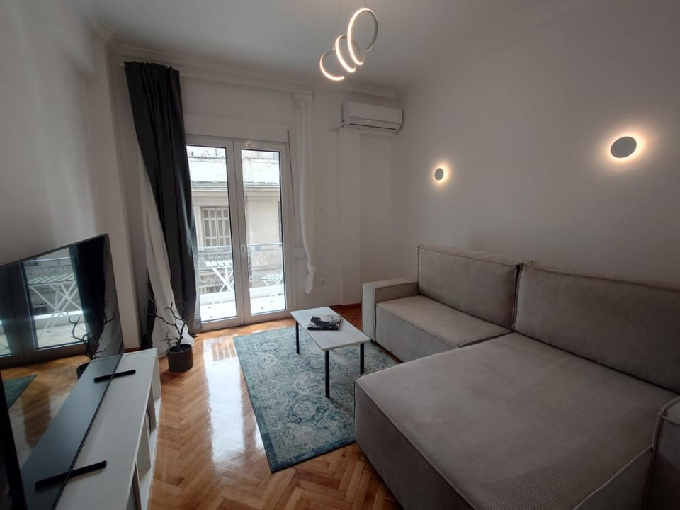 Communal lounge/ TV room, TV and multimedia, Living room, Seating area, air conditioner