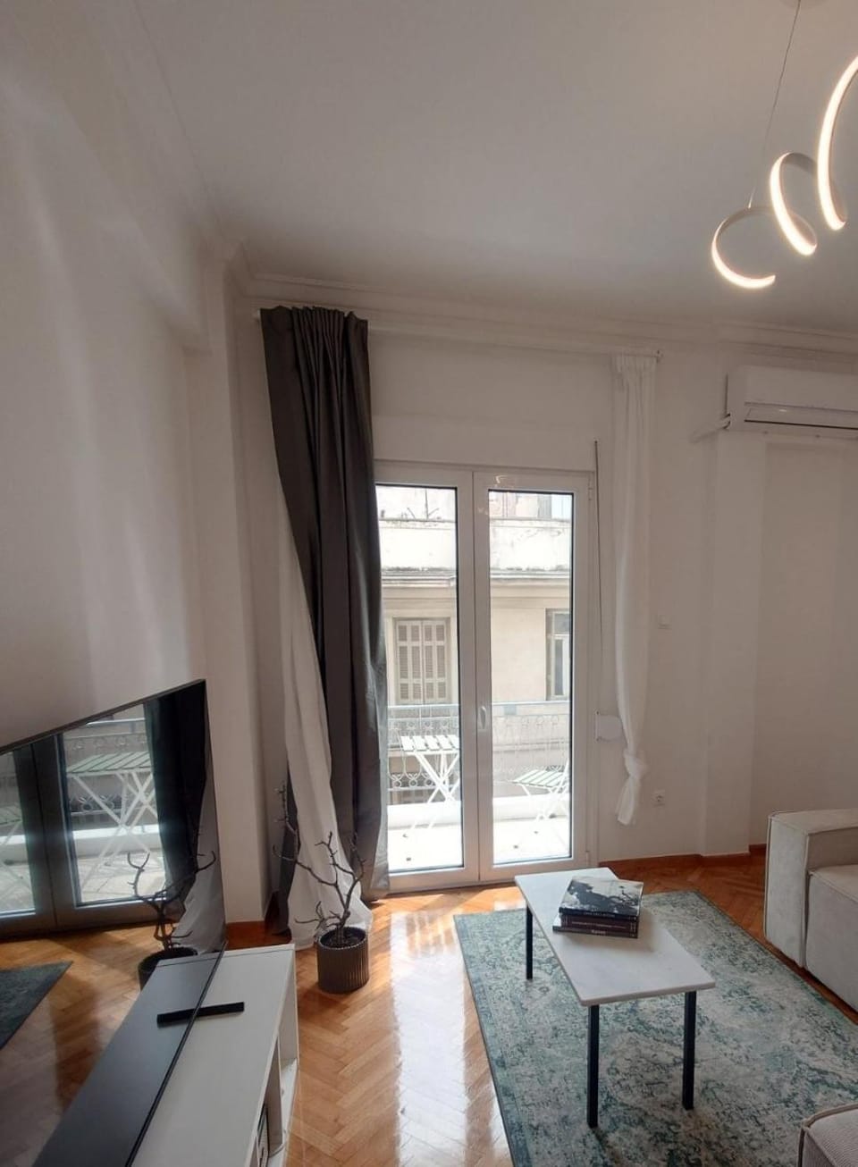 Communal lounge/ TV room, TV and multimedia, Living room, Photo of the whole room, Seating area, air conditioner