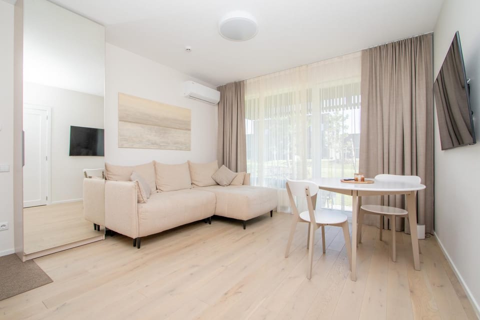 Communal lounge/ TV room, TV and multimedia, Living room, Seating area, Dining area, Evening entertainment