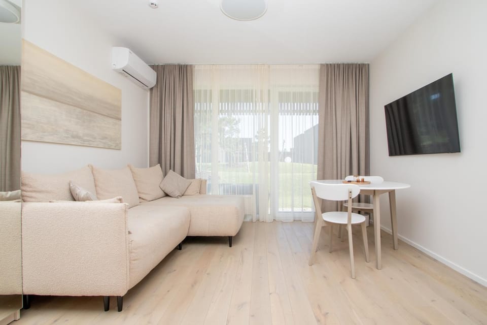 Communal lounge/ TV room, TV and multimedia, Balcony/Terrace, Living room, Seating area, Dining area, Evening entertainment