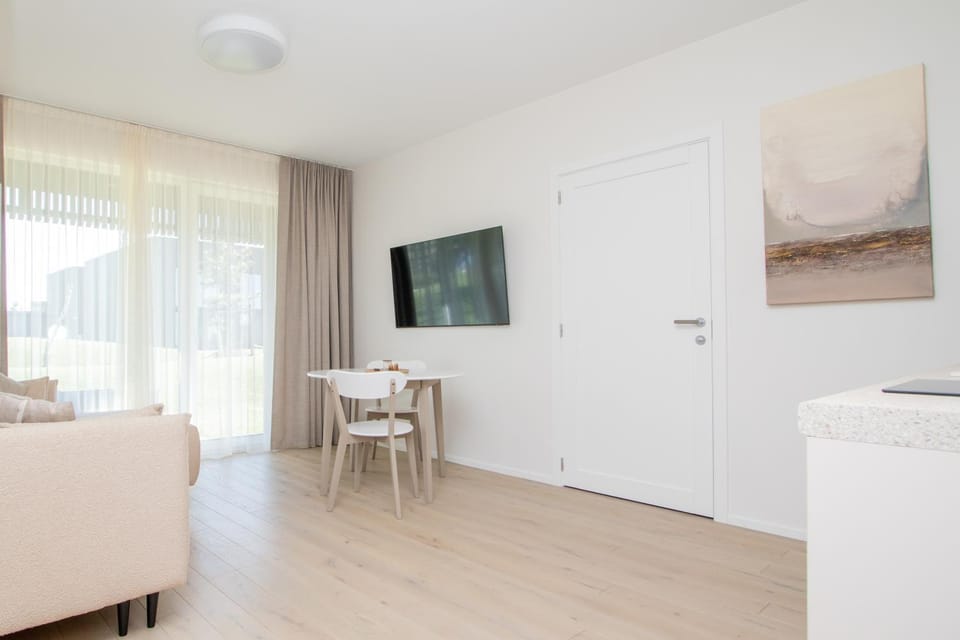 TV and multimedia, Kitchen or kitchenette, Living room, Seating area, Dining area