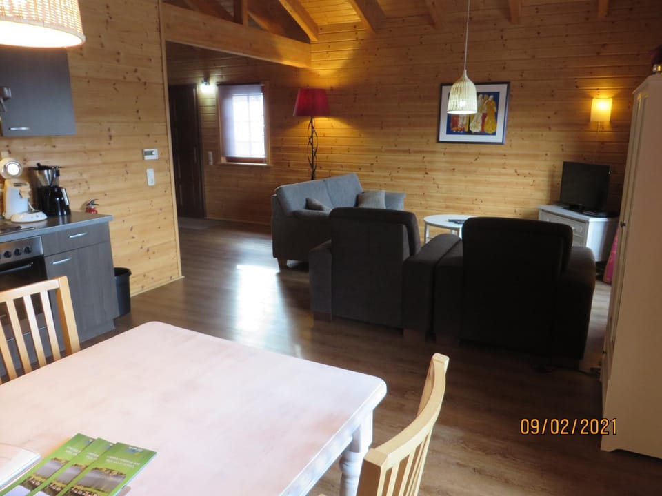 TV and multimedia, Kitchen or kitchenette, Living room, Seating area, Dining area