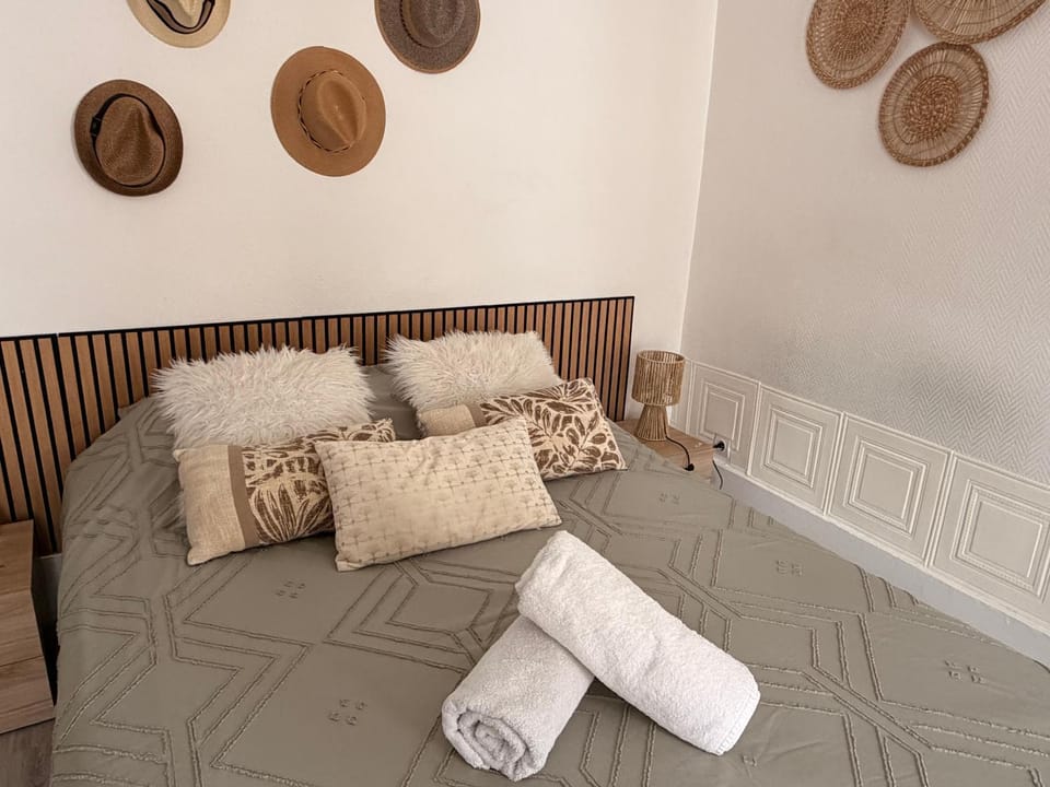 Bed, Bedroom, towels