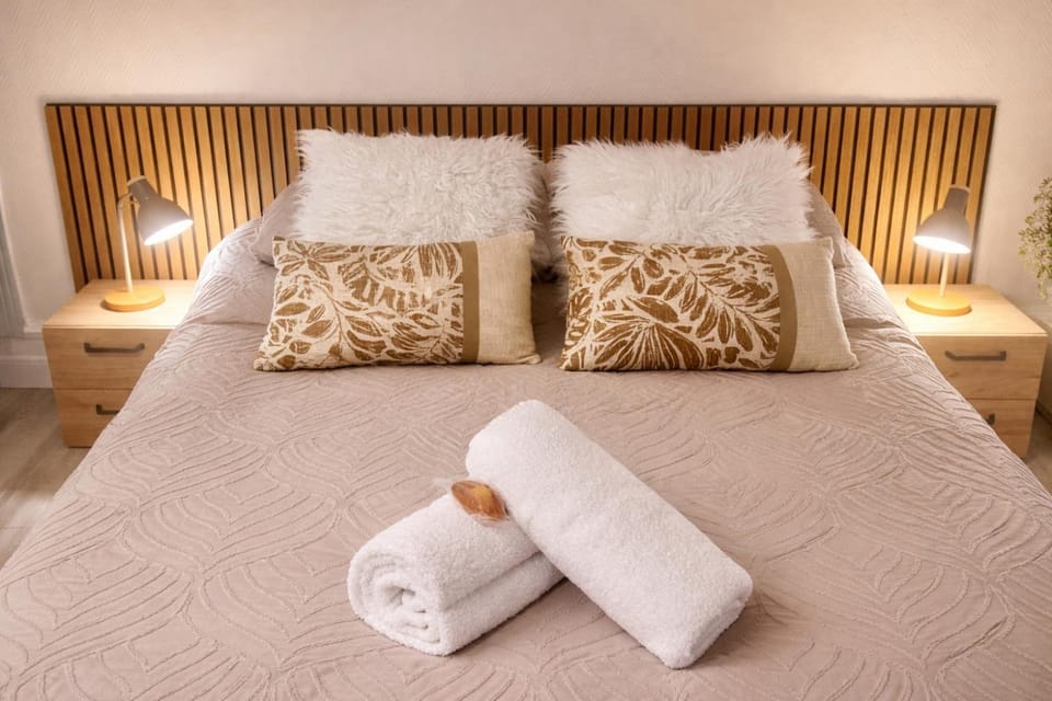 Bed, Photo of the whole room, Bedroom, towels