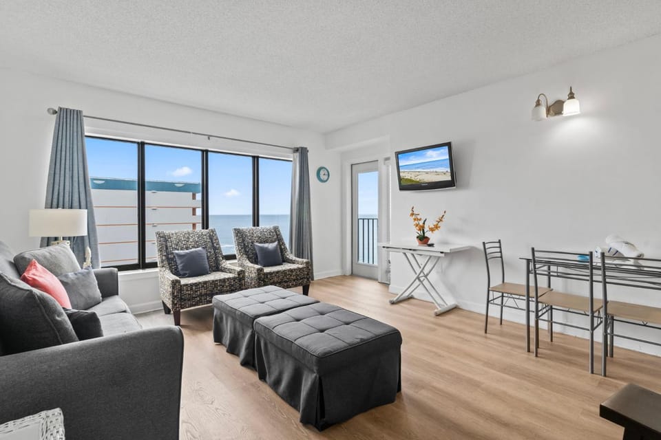 Beautifully Renovated 2 Bedroom Condo- Stunning Views- Palace 1108 House in Myrtle Beach