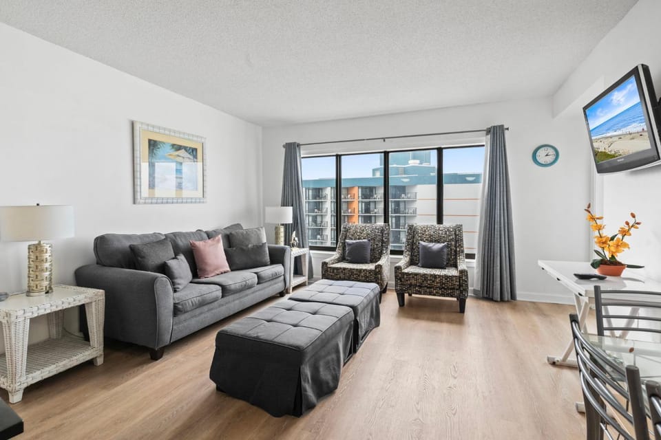 Beautifully Renovated 2 Bedroom Condo- Stunning Views- Palace 1108 House in Myrtle Beach