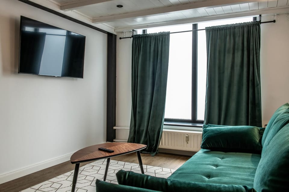 Communal lounge/ TV room, TV and multimedia, Living room, Seating area