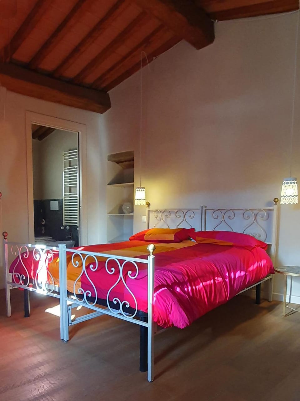 Bed, TV and multimedia, Photo of the whole room, Bedroom