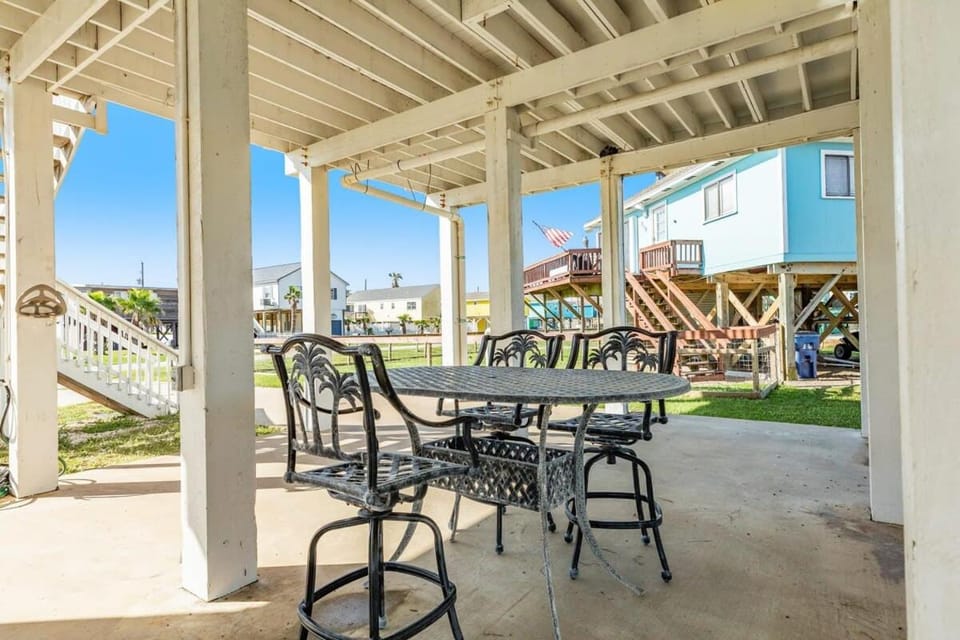 Banana Cabana - Gulf Views and Good Vibes House in Surfside Beach