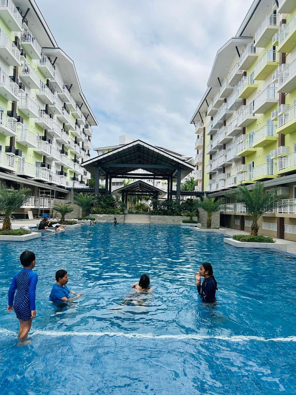 Property building, Day, People, Pool view, Swimming pool, children, group of guests