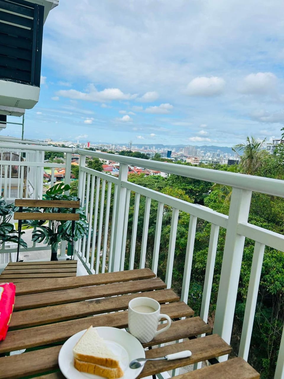 Patio, Day, View (from property/room), Balcony/Terrace, Food and drinks, Dining area, Food, City view
