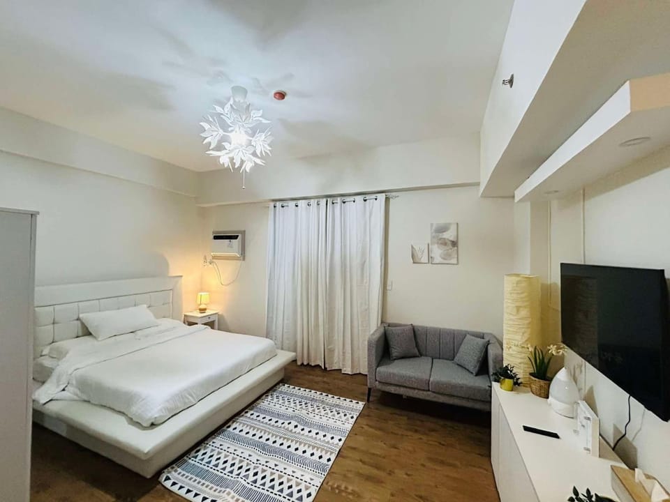 Bed, TV and multimedia, Living room, Photo of the whole room, Seating area, Bedroom