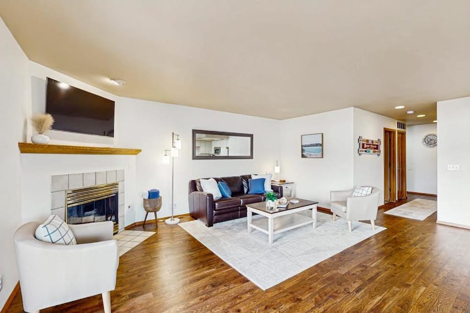 Lake Chelan Shores: Lakeside Luxury #19-5 Apartment in Chelan (In Town)