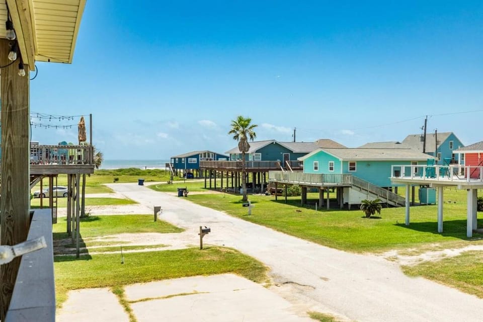 7 Palms of Surfside - Fenced Yard! Pup-Friendly Perks! House in Surfside Beach