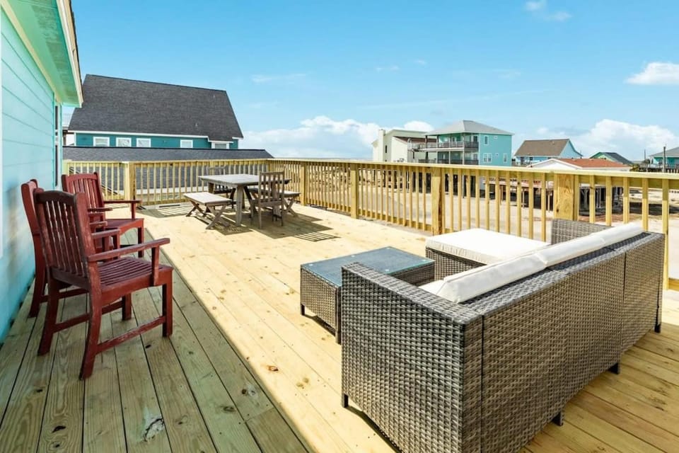 Across the Pass - Triple Water Views & 3 Sea Decks! House in Alvin